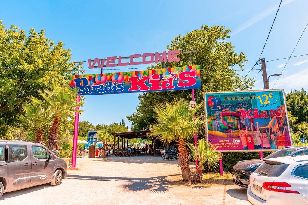 L'entrée du Paradis Kids Anduze avec son parking gratuit